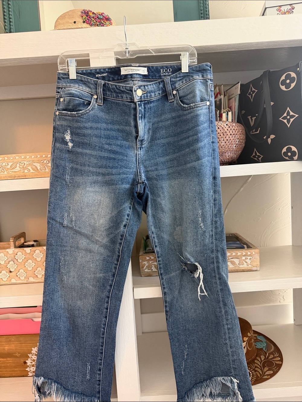 Liverpool Distressed Straight Crop Jeans - style LM3131VF. Size 6.